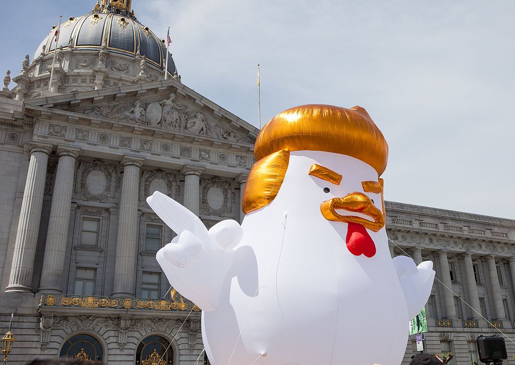 The+inflatable+trump+chicken+in+front+of+the+capitol+building.