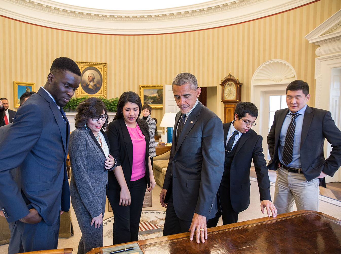 A+picture+of+former+President+Obama+with+5+%E2%80%98dreamers.%E2%80%99