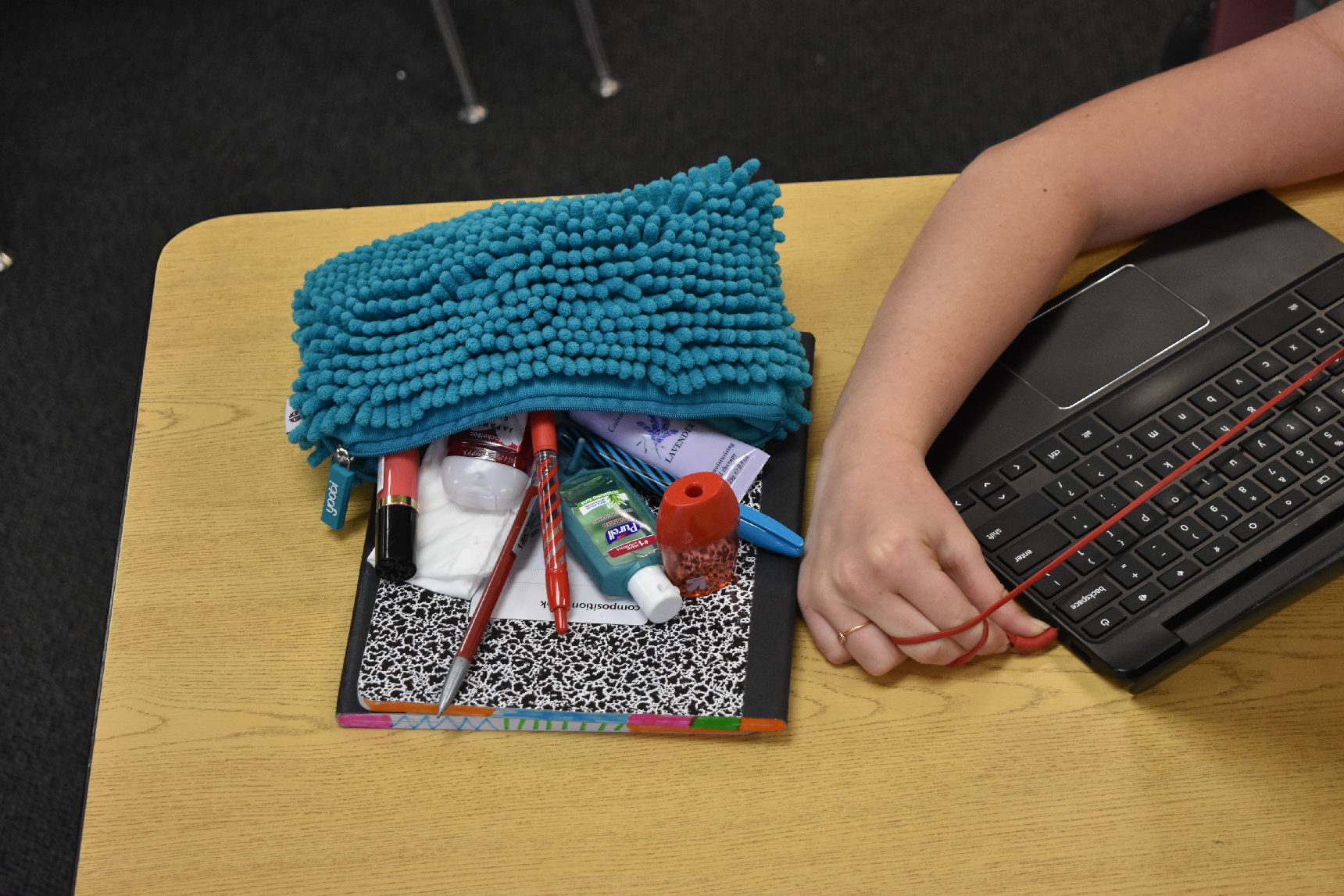 Check out these eight amazing life hacks to help you out during this school year.