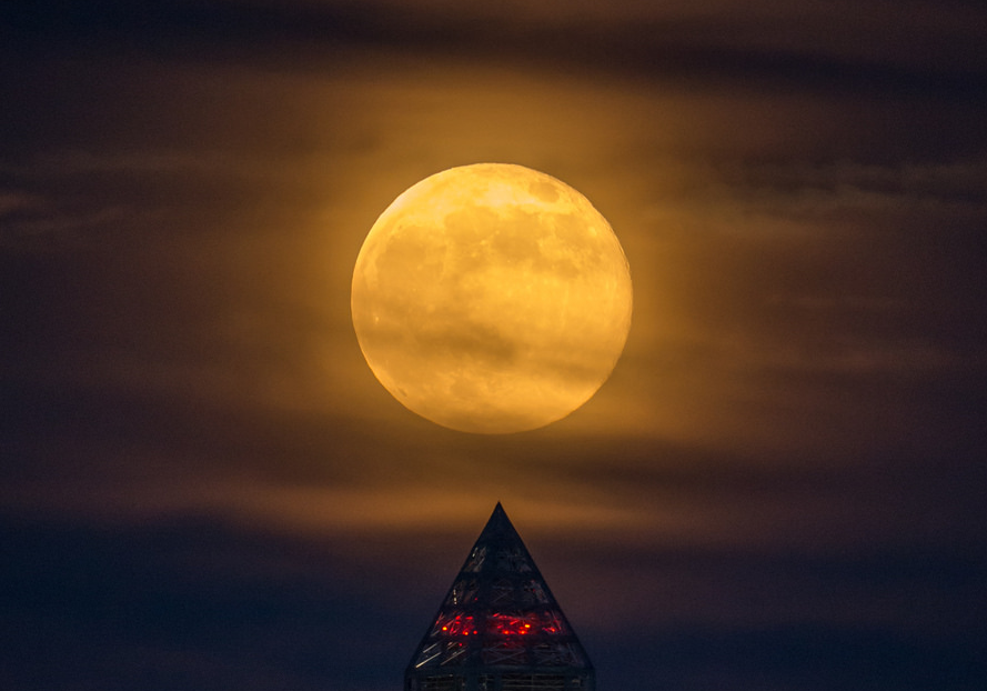 An+image+of+a+supermoon.%0A