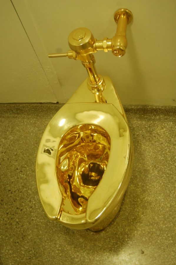 A+solid+gold+toilet+was+offered+to+the+White+House.