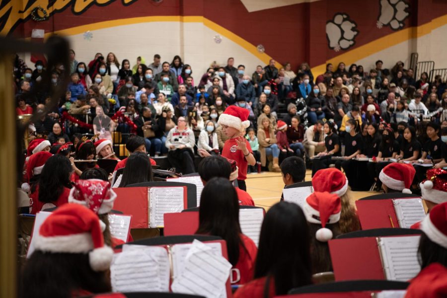 The DCIS band gets families in the holiday spirit! (Photo Credits: Emily L.)