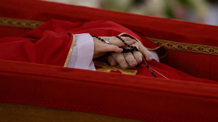 The Pope’s body in the Casa Santa Marta chapel.

Photo credits: Vatican Media Divisione Foto