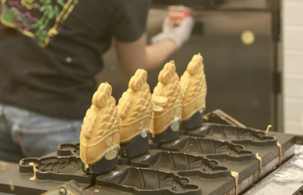 Waffles molded into fish shapes echo this shop’s ocean theme.
