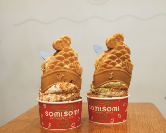 There are many ways to enjoy an Ah-Boong at SomiSomi, such as upside down in a cup.
