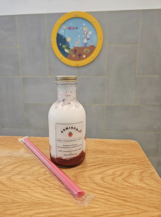 Fans can enjoy a variety of refreshing drinks at Somisomi, including strawberry milk.
